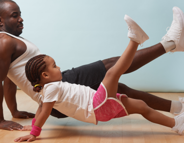Exercicio com criança em casa